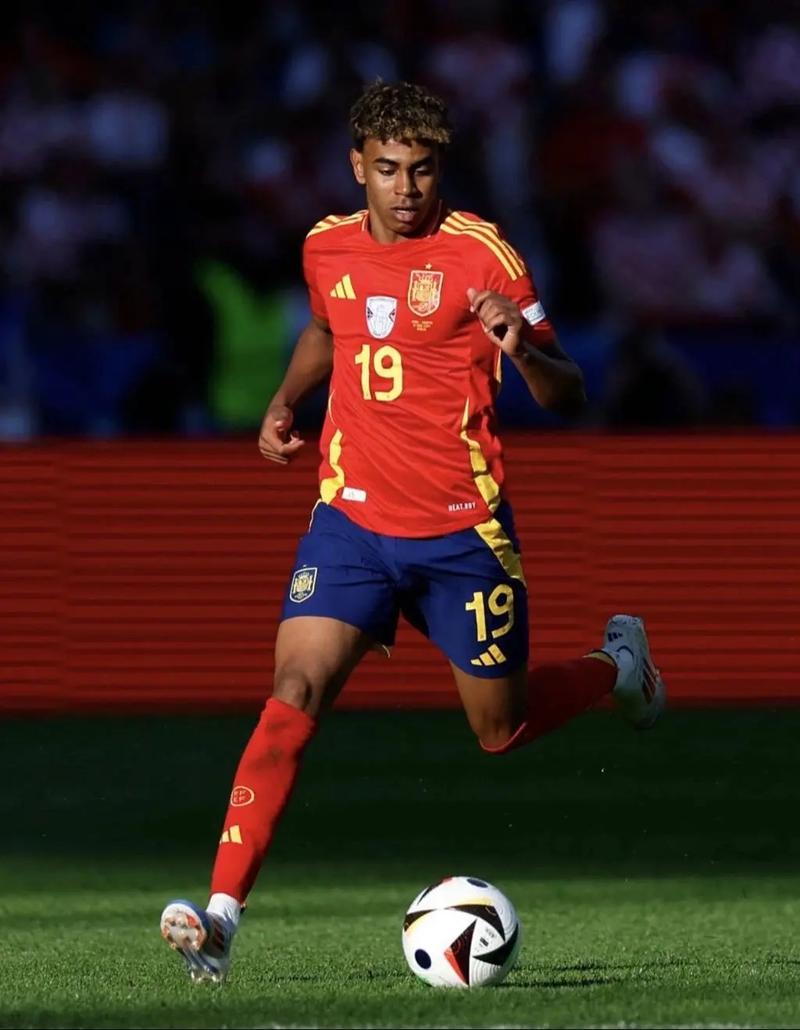 威少与杜兰特深情拥抱！火箭8换1重磅交易后跌入附加赛区